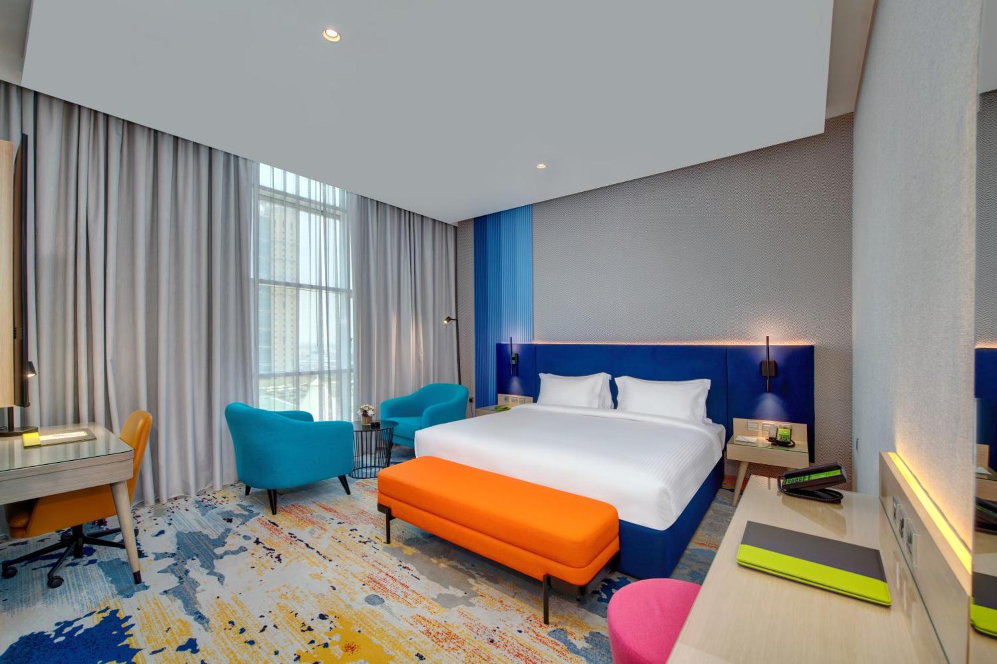 Queen Room with Roll-In Shower and City View - Mobility Access/Non-Smoking